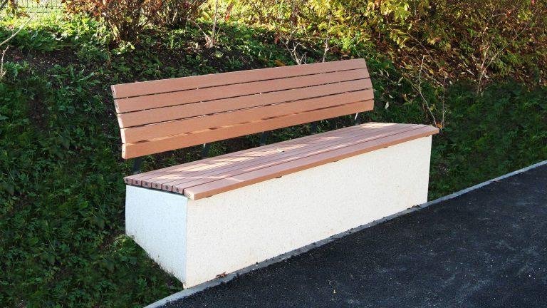 Krajša WPC betonska klop obložena z WPC deskami ob cesti